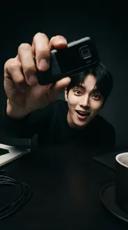 리뷰 쇼츠 콘티 컷 — 제품을 렌즈 앞으로 들이미는 손