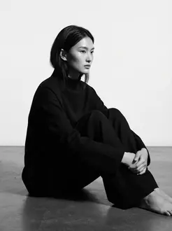패션 에디토리얼 콘티 컷 — 스튜디오 바닥에 앉은 모델, 흑백